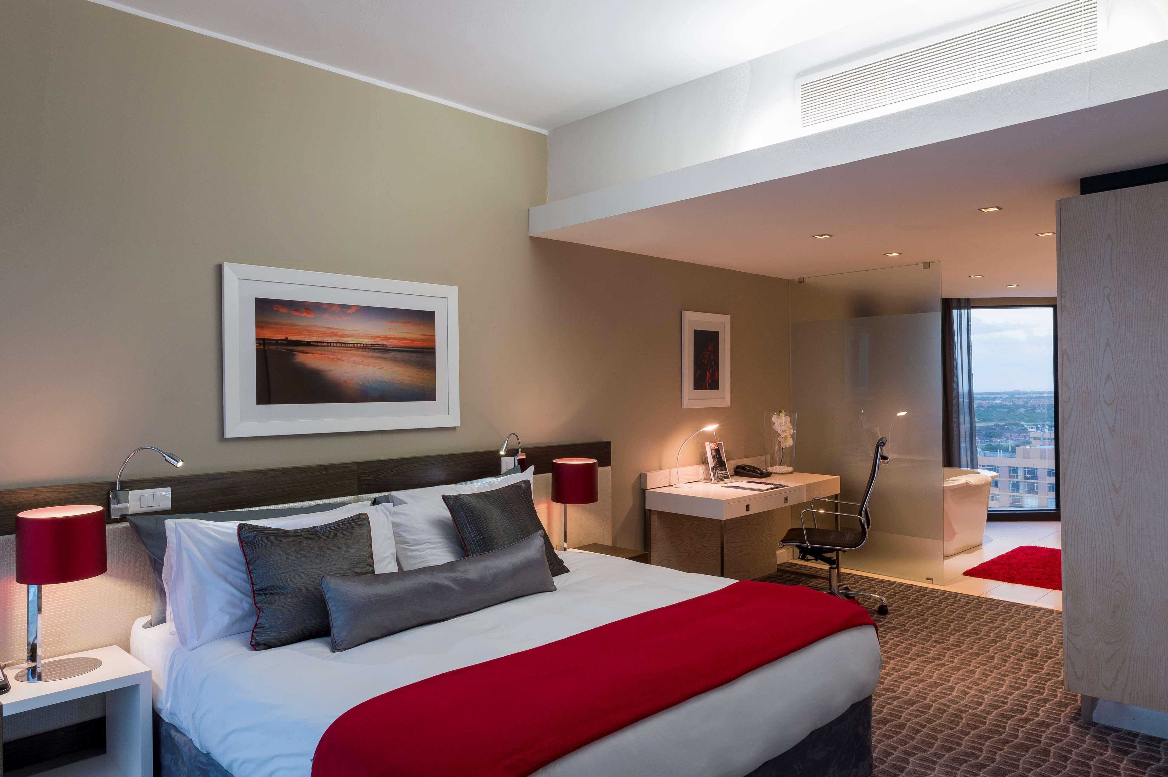 Radisson Blu Hotel, Port Elizabeth Luaran gambar A suite at the Crowne Plaza Hotel, Perth