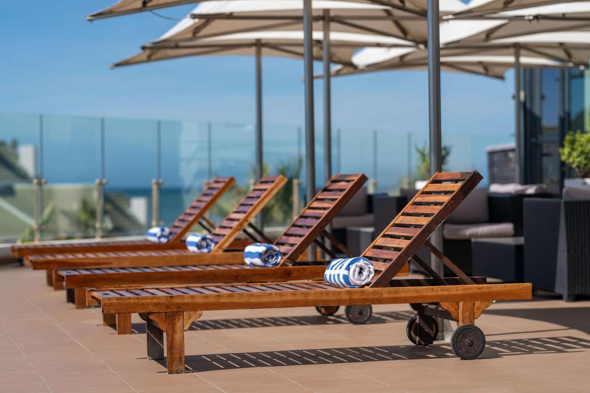 Radisson Blu Hotel, Port Elizabeth Luaran gambar Sunloungers on a cruise ship